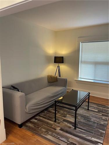 5777 Spring Street, Niagara Falls, ON - Indoor Photo Showing Living Room