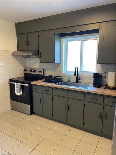 5777 Spring Street, Niagara Falls, ON - Indoor Photo Showing Kitchen With Double Sink