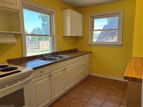 22 Ferndale Avenue, St. Catharines, ON - Indoor Photo Showing Kitchen With Double Sink