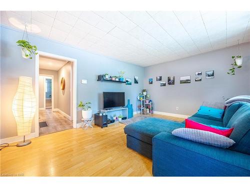 12 Byron Place, St. Catharines, ON - Indoor Photo Showing Living Room