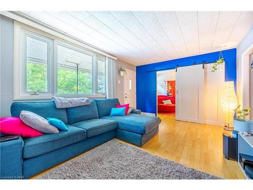 12 Byron Place, St. Catharines, ON - Indoor Photo Showing Living Room