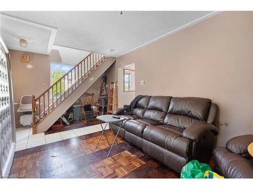 4124 Terrace Avenue, Niagara Falls, ON - Indoor Photo Showing Living Room