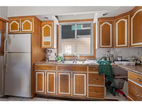 4124 Terrace Avenue, Niagara Falls, ON - Indoor Photo Showing Kitchen With Double Sink