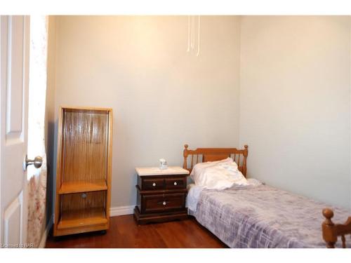 (Main Floor)-9 Woodland Avenue, St. Catharines, ON - Indoor Photo Showing Bedroom