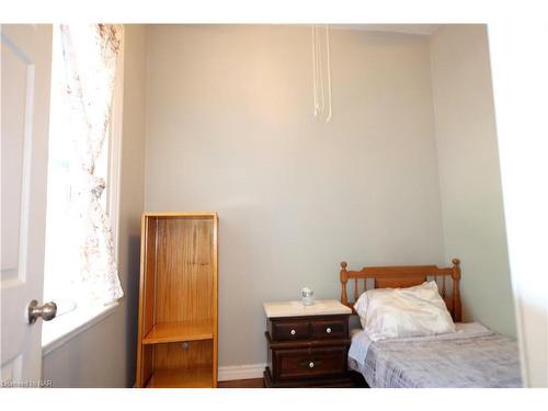 (Main Floor)-9 Woodland Avenue, St. Catharines, ON - Indoor Photo Showing Bedroom