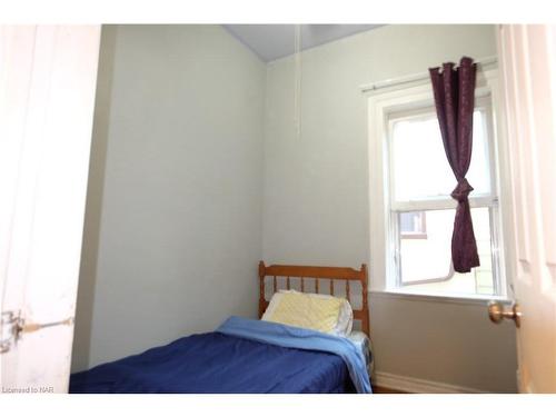 (Main Floor)-9 Woodland Avenue, St. Catharines, ON - Indoor Photo Showing Bedroom