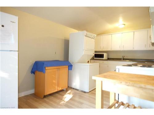 (Main Floor)-9 Woodland Avenue, St. Catharines, ON - Indoor Photo Showing Kitchen