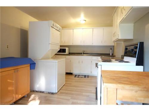 (Main Floor)-9 Woodland Avenue, St. Catharines, ON - Indoor Photo Showing Kitchen