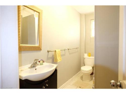 (Main Floor)-9 Woodland Avenue, St. Catharines, ON - Indoor Photo Showing Bathroom