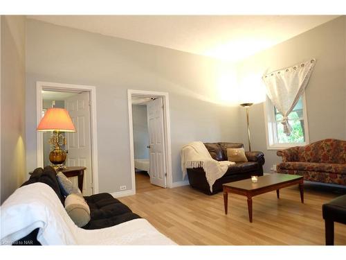 (Main Floor)-9 Woodland Avenue, St. Catharines, ON - Indoor Photo Showing Living Room