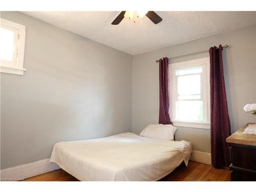 (Main Floor)-9 Woodland Avenue, St. Catharines, ON - Indoor Photo Showing Bedroom