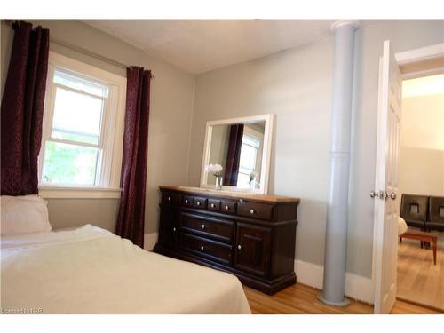 (Main Floor)-9 Woodland Avenue, St. Catharines, ON - Indoor Photo Showing Bedroom