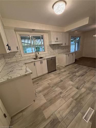 96 Leaside Drive, St. Catharines, ON - Indoor Photo Showing Kitchen