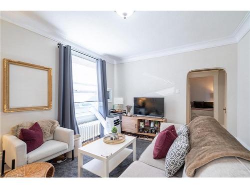 13 Woodland Avenue, St. Catharines, ON - Indoor Photo Showing Living Room