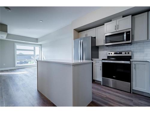 209-118 Summersides Boulevard, Fonthill, ON - Indoor Photo Showing Kitchen