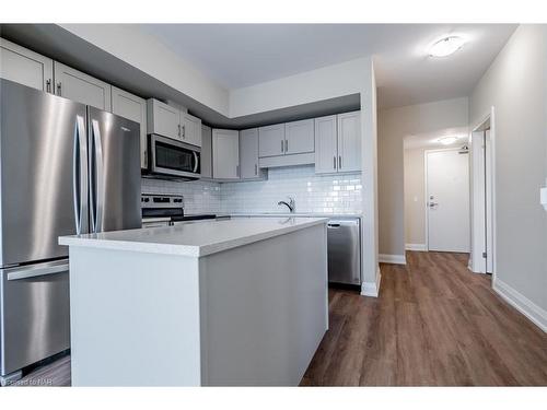 209-118 Summersides Boulevard, Fonthill, ON - Indoor Photo Showing Kitchen With Upgraded Kitchen