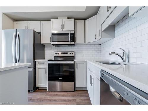 209-118 Summersides Boulevard, Fonthill, ON - Indoor Photo Showing Kitchen With Upgraded Kitchen