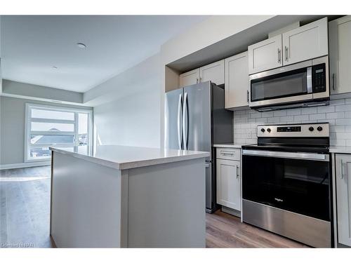 209-118 Summersides Boulevard, Fonthill, ON - Indoor Photo Showing Kitchen