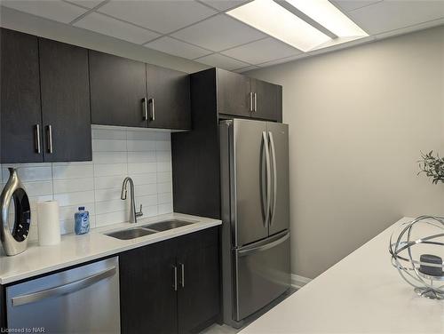 209-118 Summersides Boulevard, Fonthill, ON - Indoor Photo Showing Kitchen With Double Sink