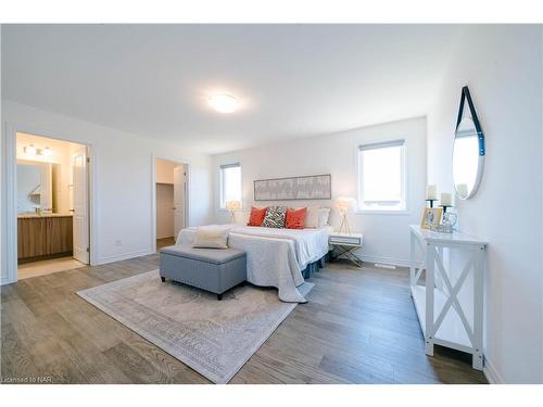 8064 Citation Road, Niagara Falls, ON - Indoor Photo Showing Bedroom