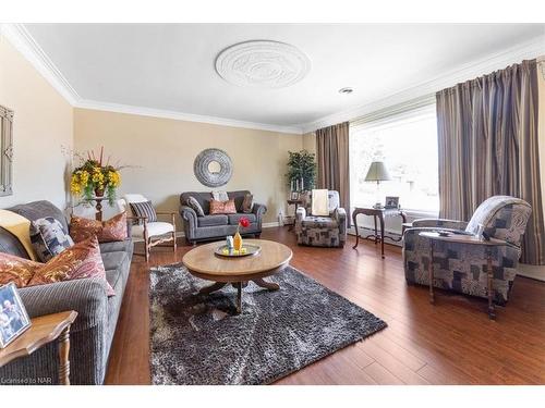 425 Bell Street, Port Colborne, ON - Indoor Photo Showing Living Room