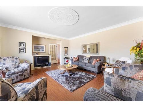 425 Bell Street, Port Colborne, ON - Indoor Photo Showing Living Room