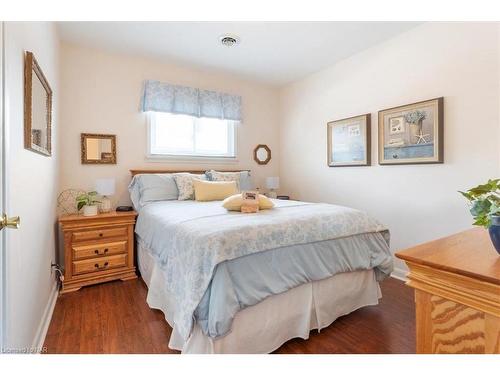 425 Bell Street, Port Colborne, ON - Indoor Photo Showing Bedroom