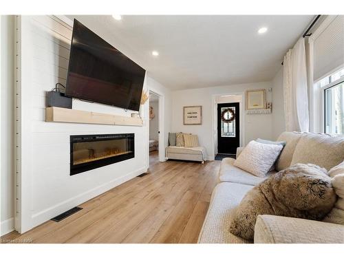 28 Elberta Street, St. Catharines, ON - Indoor Photo Showing Living Room With Fireplace