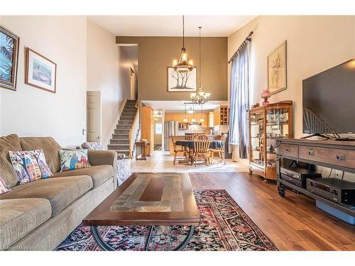 8 Hope Avenue, Niagara-On-The-Lake, ON - Indoor Photo Showing Living Room