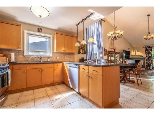 8 Hope Avenue, Niagara-On-The-Lake, ON - Indoor Photo Showing Kitchen With Double Sink