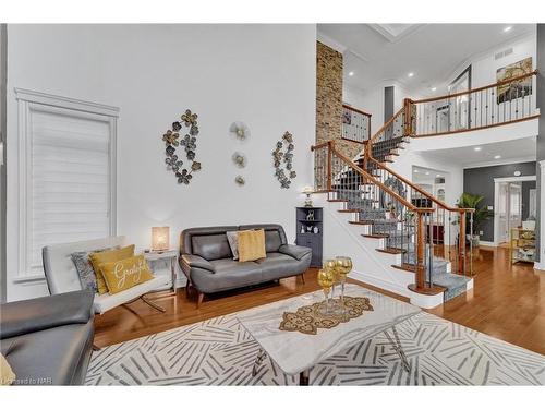 8018 Cathedral Drive, Niagara Falls, ON - Indoor Photo Showing Living Room