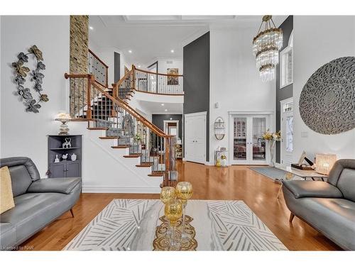 8018 Cathedral Drive, Niagara Falls, ON - Indoor Photo Showing Living Room