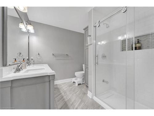 8018 Cathedral Drive, Niagara Falls, ON - Indoor Photo Showing Bathroom