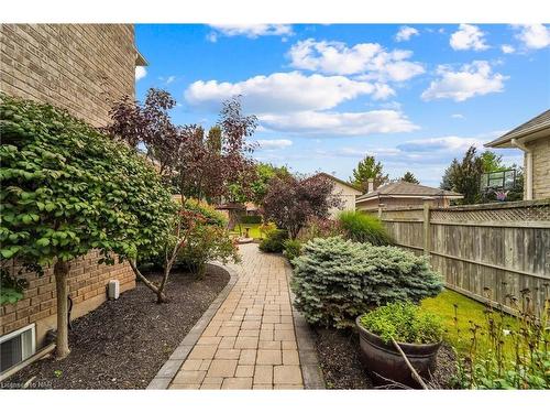 8018 Cathedral Drive, Niagara Falls, ON - Outdoor