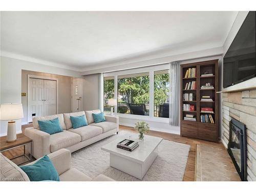 8791 Parliament Avenue, Niagara Falls, ON - Indoor Photo Showing Living Room With Fireplace