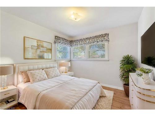 8791 Parliament Avenue, Niagara Falls, ON - Indoor Photo Showing Bedroom