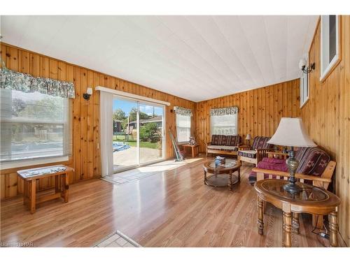 8791 Parliament Avenue, Niagara Falls, ON - Indoor Photo Showing Living Room