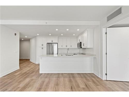 501-300 Fourth Avenue, St. Catharines, ON - Indoor Photo Showing Kitchen