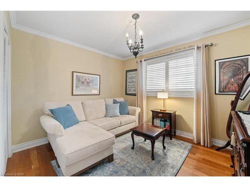 13 Rusholme Crescent, St. Catharines, ON - Indoor Photo Showing Living Room