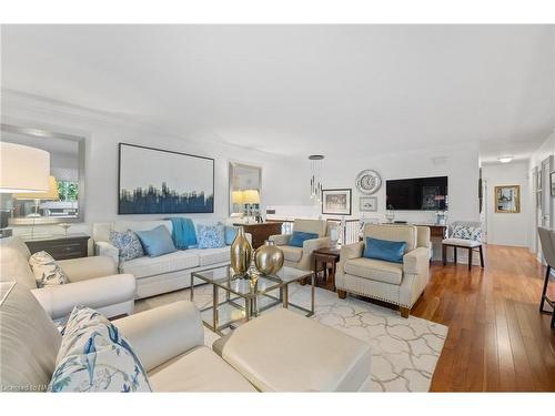 13 Rusholme Crescent, St. Catharines, ON - Indoor Photo Showing Living Room