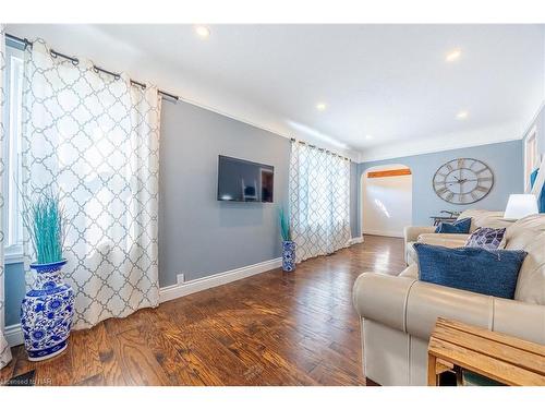 45 Parkview Road, St. Catharines, ON - Indoor Photo Showing Living Room