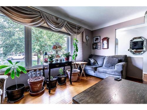 449 Bunting Road, St. Catharines, ON - Indoor Photo Showing Living Room