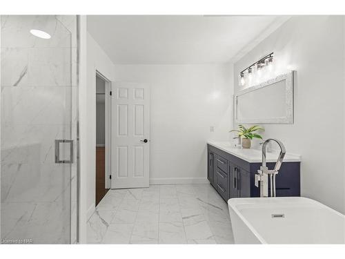 31 Bloomfield Trail, Richmond, ON - Indoor Photo Showing Bathroom