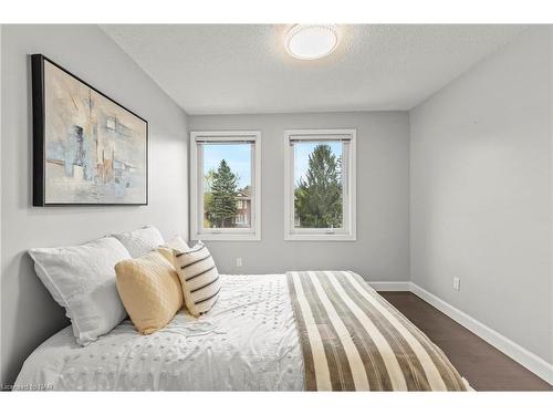 31 Bloomfield Trail, Richmond, ON - Indoor Photo Showing Bedroom