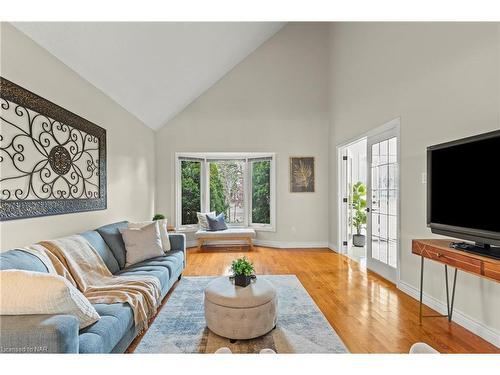 31 Bloomfield Trail, Richmond, ON - Indoor Photo Showing Living Room