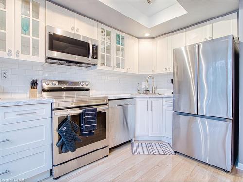 54-178 Scott Street, St. Catharines, ON - Indoor Photo Showing Kitchen With Upgraded Kitchen