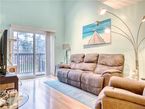 54-178 Scott Street, St. Catharines, ON - Indoor Photo Showing Living Room