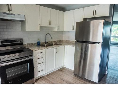 15-8646 Willoughby Drive, Niagara Falls, ON - Indoor Photo Showing Kitchen With Double Sink With Upgraded Kitchen