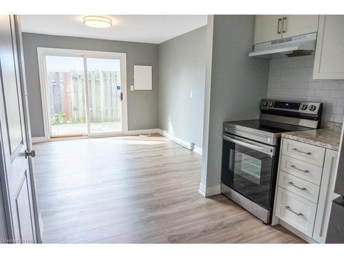 15-8646 Willoughby Drive, Niagara Falls, ON - Indoor Photo Showing Kitchen