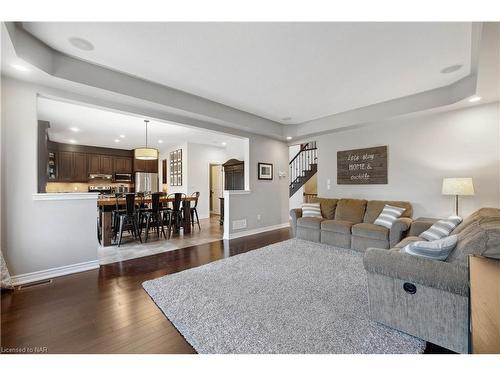 82 Creekside Drive, Welland, ON - Indoor Photo Showing Living Room